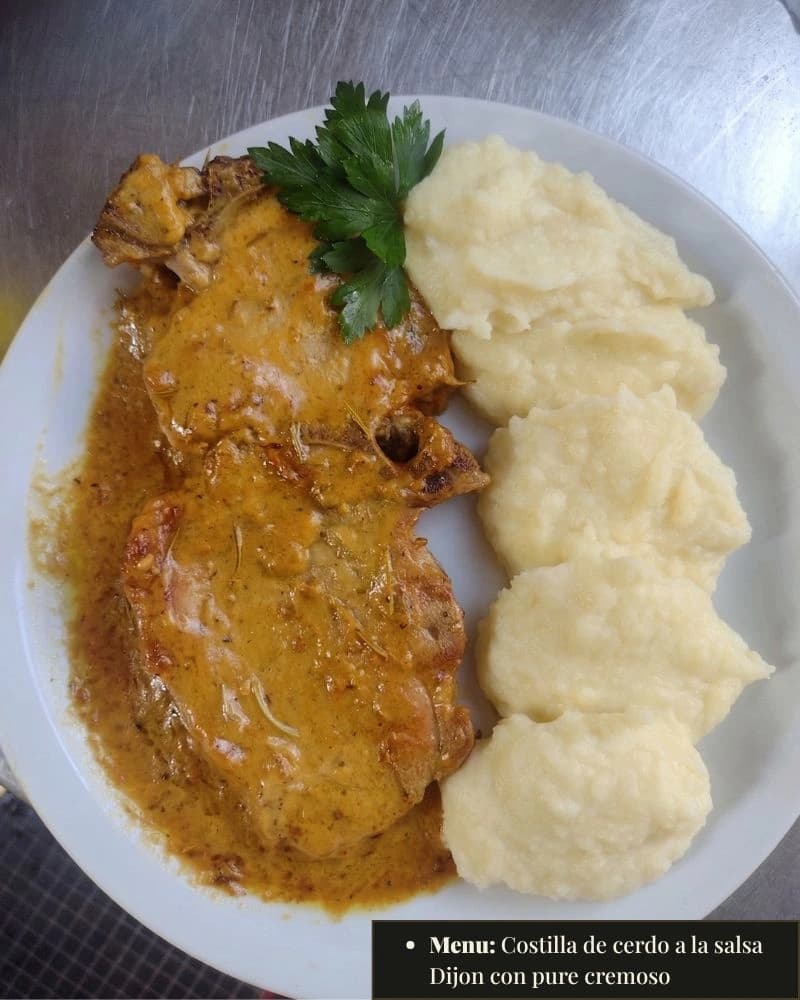 Costilla de cerdo a la salsa Dijon con puré cremoso